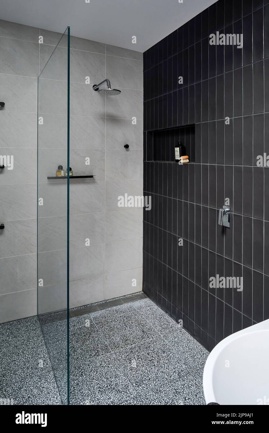 Ensuite shower recess. Birchgrove House, Sydney, Australia. Architect