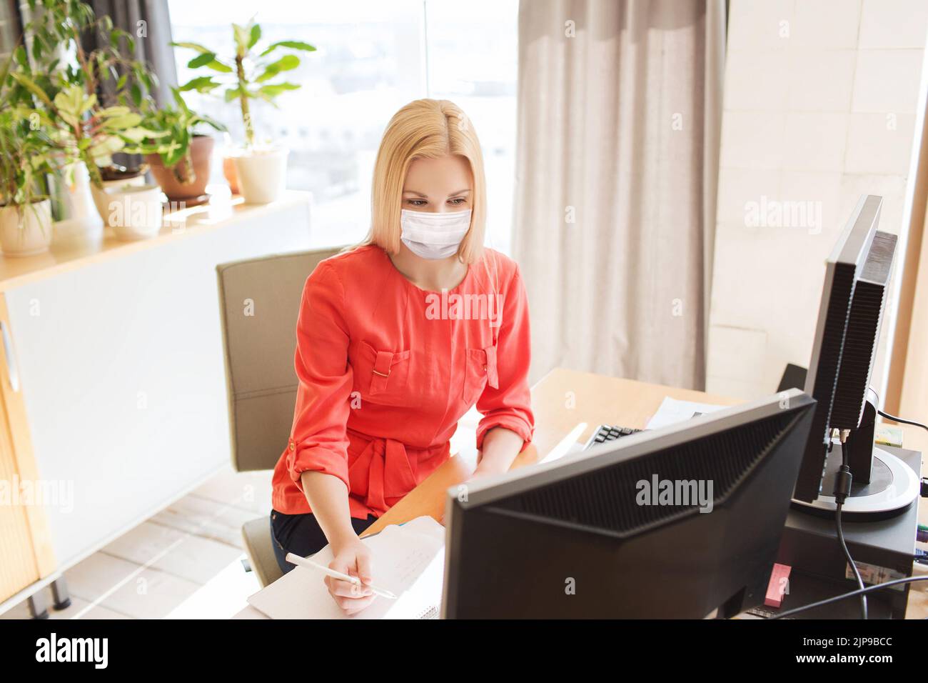 Office worker with mask hi-res stock photography and images - Alamy