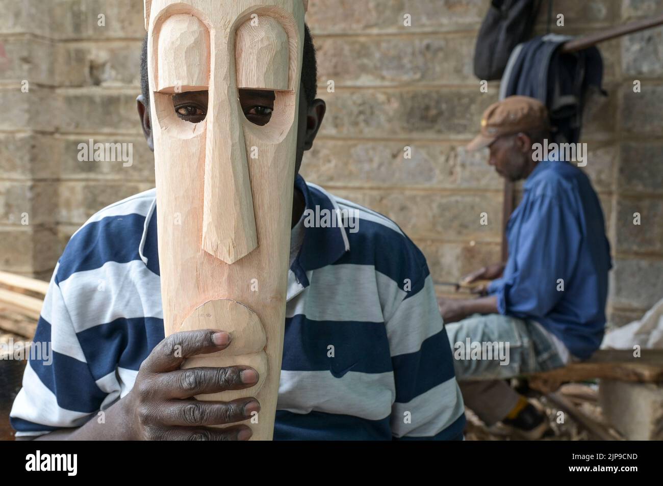 KENYA, Nairobi, souvenir workshop for urban refugees, wood carving / KENIA, Nairobi, Organisation Tushirikiane Africa, TUSA, unterstuetzt Fluechtlinge u.a. aus Burundi, Ruanda, Kongo - Stadtviertel Riruta, Fluechtlinge arbeiten in einer Holzschnitzerei Werkstatt Stock Photo