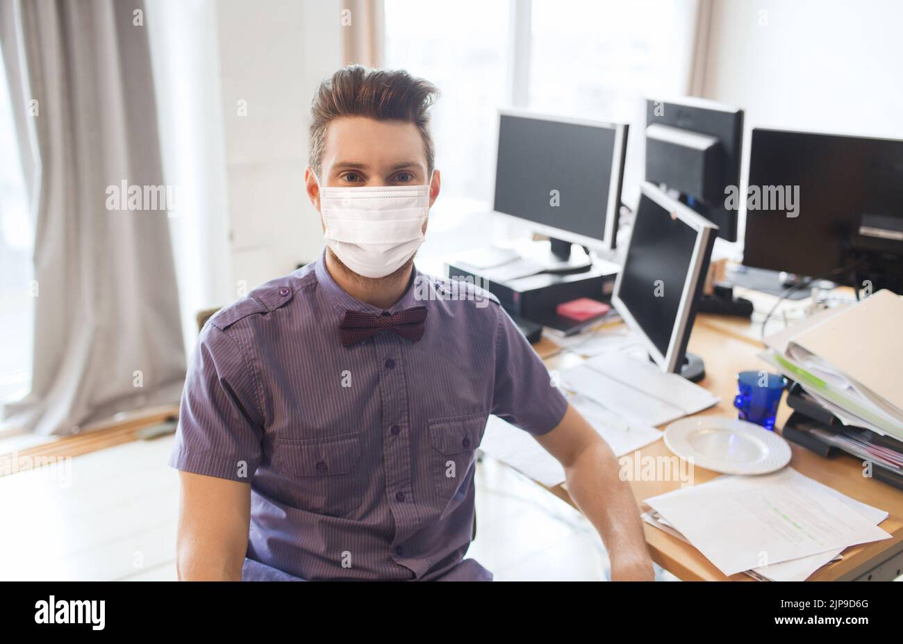 Office worker with mask hi-res stock photography and images - Alamy
