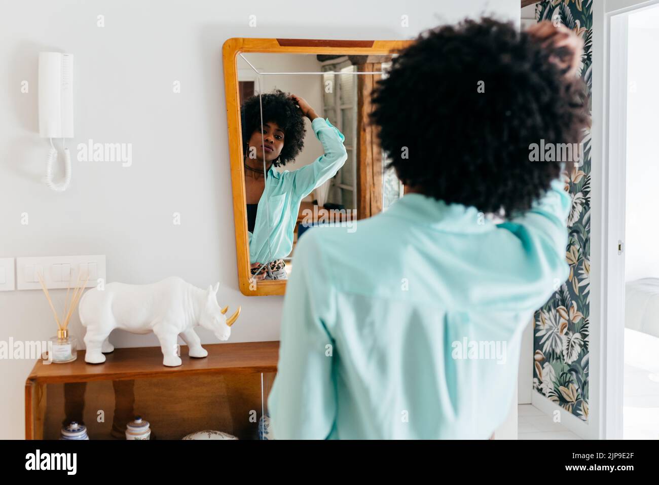 Short curly hair mirror hi-res stock photography and images - Alamy