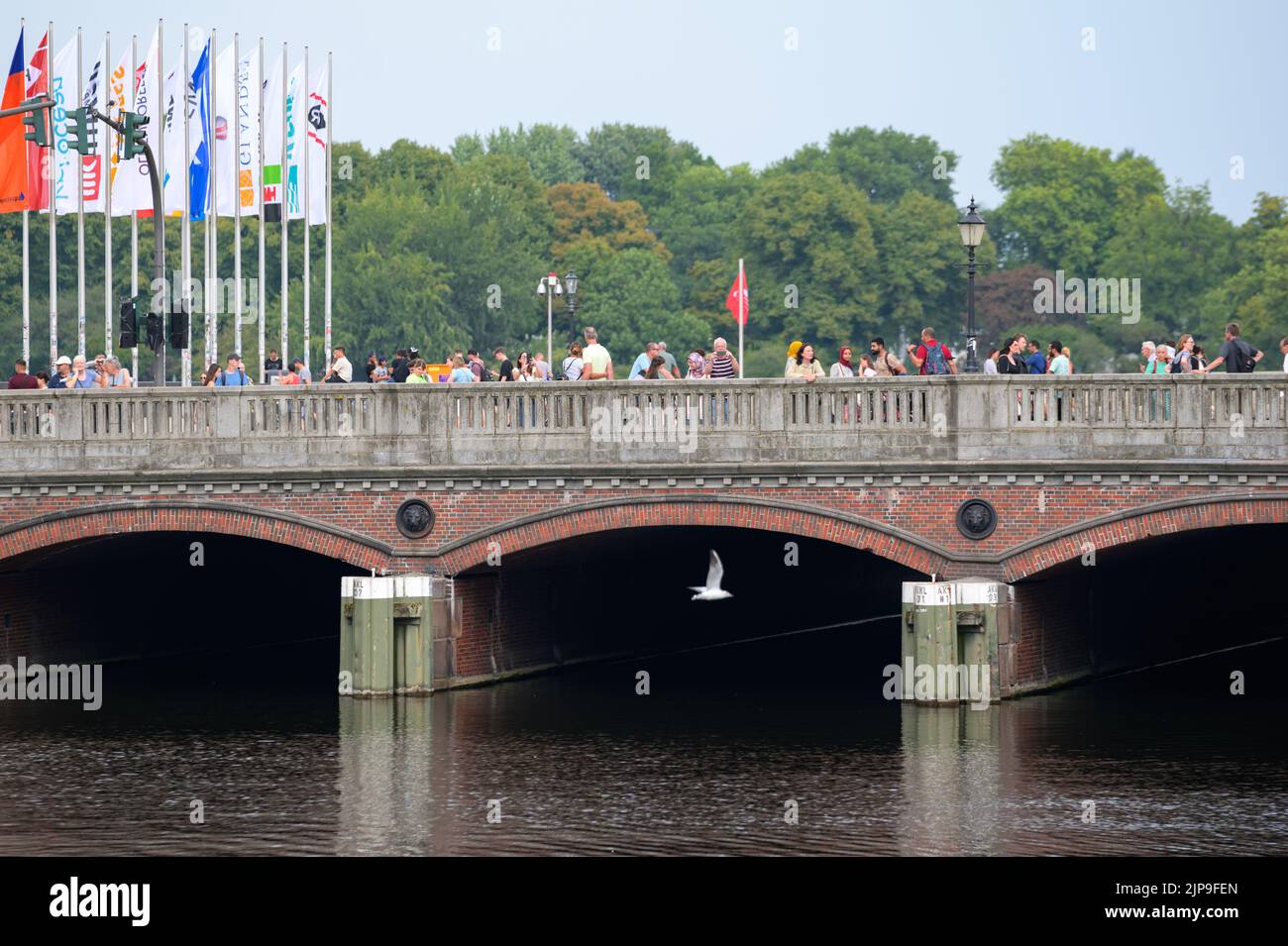 Hamburg, Germany. 16th Aug, 2022. Numerous people stroll across the Reesendamm Bridge on Jungfernstieg. Credit: Jonas Walzberg/dpa/Alamy Live News Stock Photo