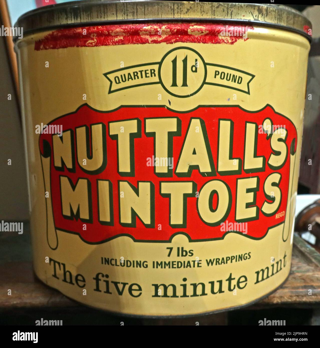 7lb tin of Nuttalls Mintoes, The Five Minute Mint, traditional British boiled sweets, in a creme and red package, from 1965 Stock Photo