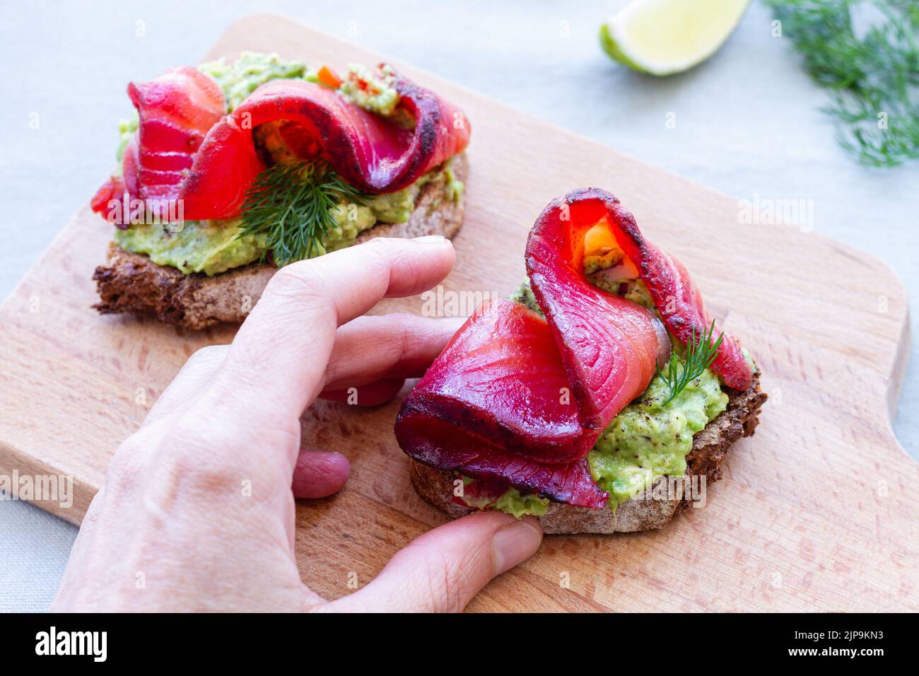 snack, avocado cream, avocado-lachs-brot, graved rote-bete-lachs ...