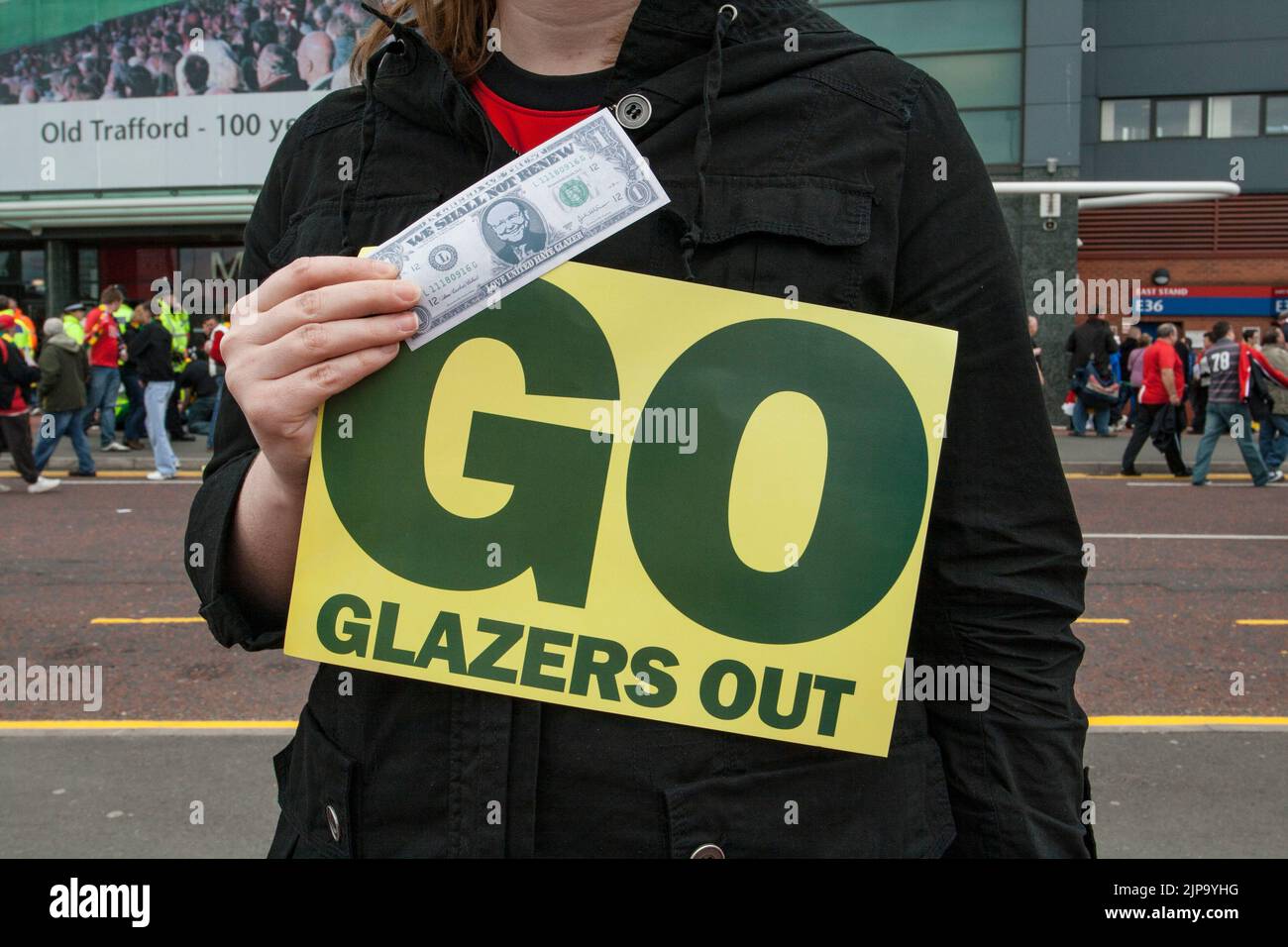 ANTI-GLAZER DEMONSTRATIONS OUTSIDE OLD TRAFFORD, MANCHESTER, UK - MAY 2010. Stock Photo