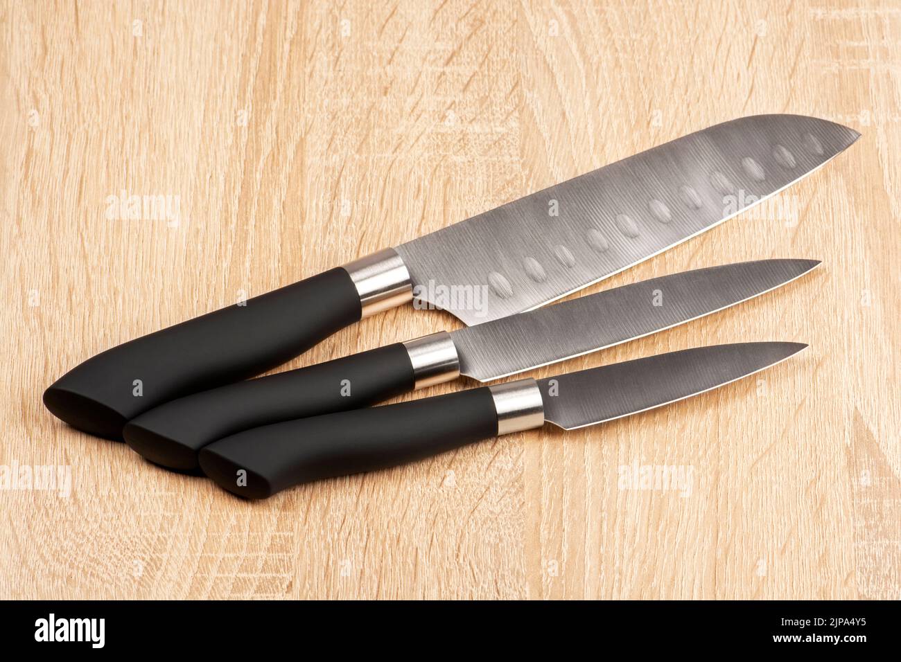 https://c8.alamy.com/comp/2JPA4Y5/set-of-steel-kitchen-knives-on-wooden-table-2JPA4Y5.jpg