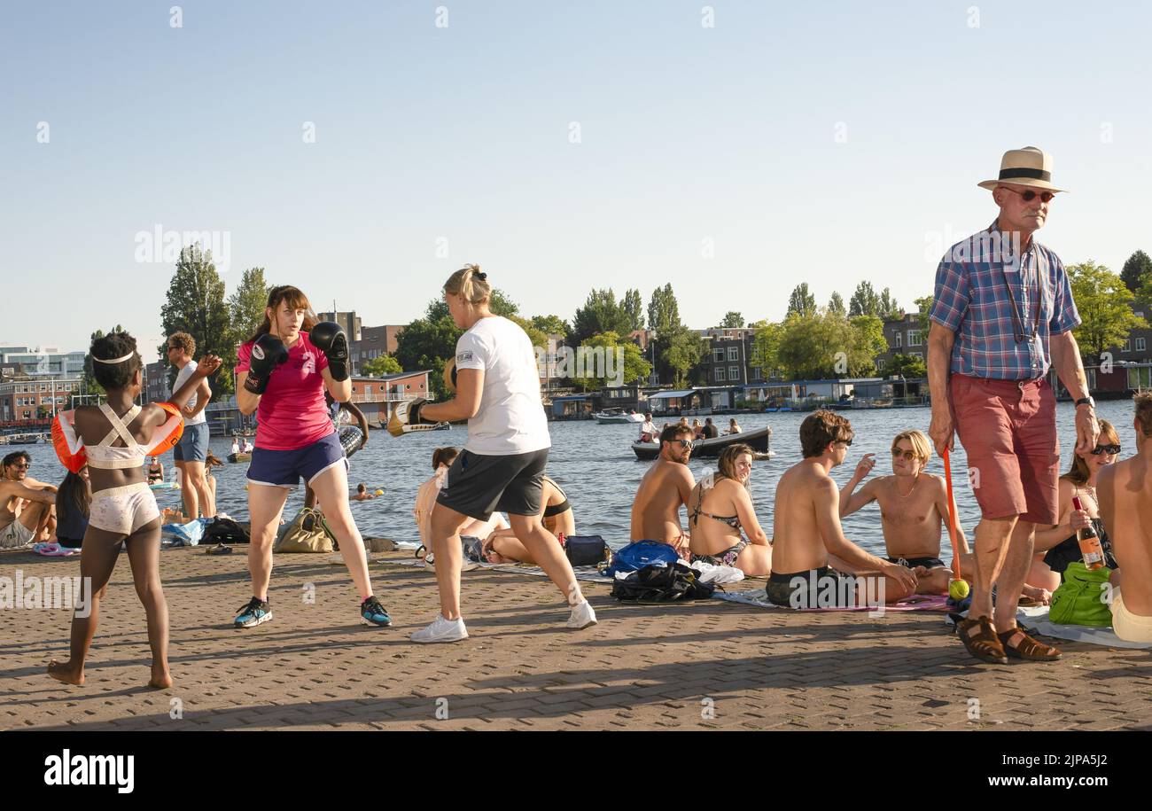 2022-08-12 15:00:00 AMSTERDAM - Boxers from the Kops gym train in the warm weather on the Amstel. In the fighter's mecca on the Weesperzijde, all ranks and classes of lawyer and street boy train without any distinction between the tense ropes of the famous boxing ring. ANP LEROY SANKES netherlands out - belgium out Stock Photo