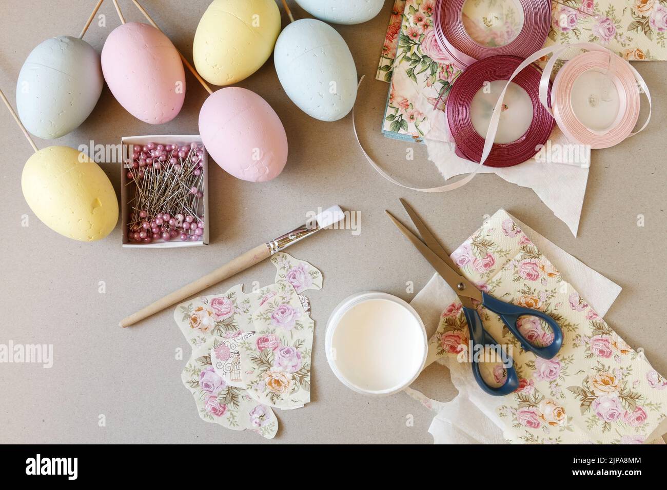 How to decorate an Easter egg with decoupage technique. Step by step
