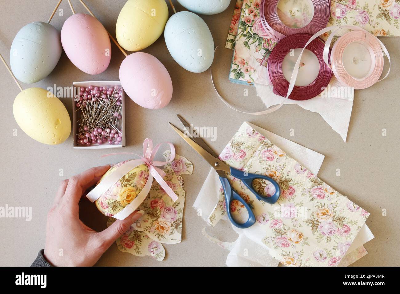 How to decorate an Easter egg with decoupage technique. Step by step