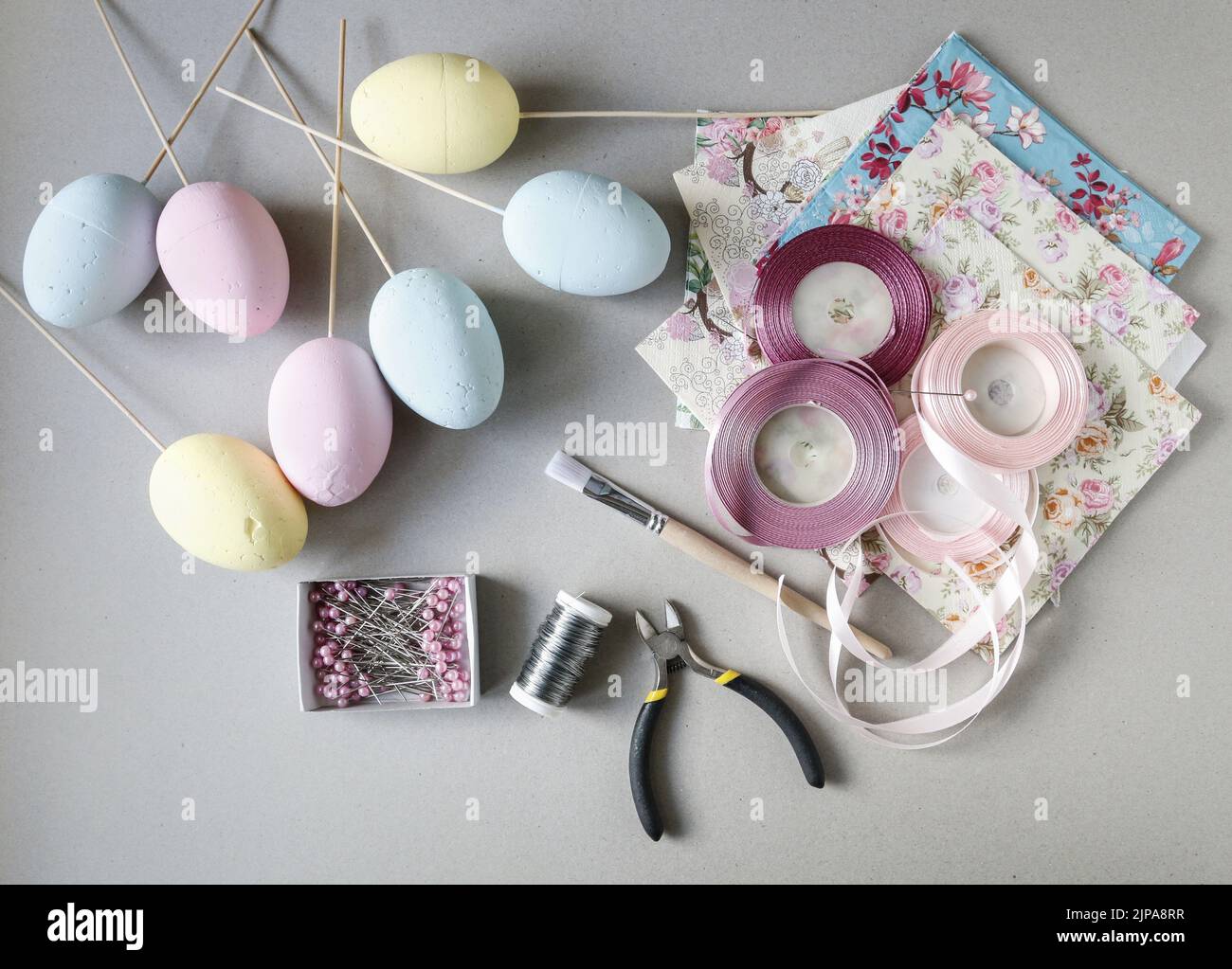 How to decorate an Easter egg with decoupage technique. Step by step