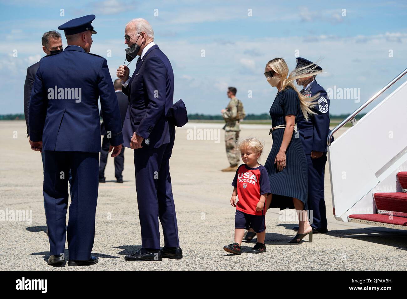 U.S. President Joe Biden speaks with a member of the Air Force as his grandson Beau Biden and daughter-in-law Melissa Cohen walk past as he returns from Kiawah Island, South Carolina, at Joint Base Andrews in Maryland, U.S., August 16, 2022.      REUTERS/Joshua Roberts Stock Photo