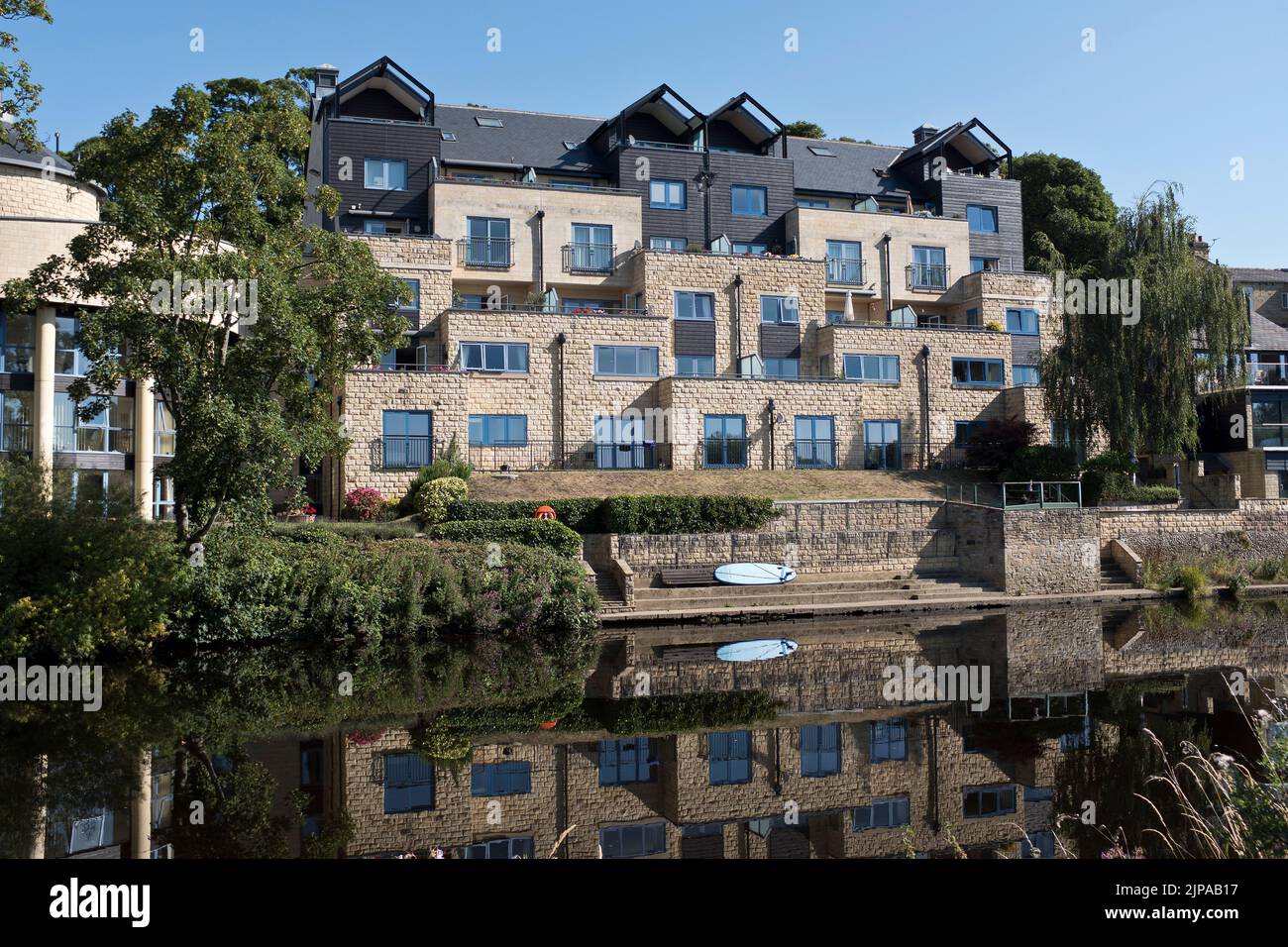 dh River Wharfe WETHERBY WEST YORKSHIRE Riverside apartments modern flats exterior rivers england uk Stock Photo