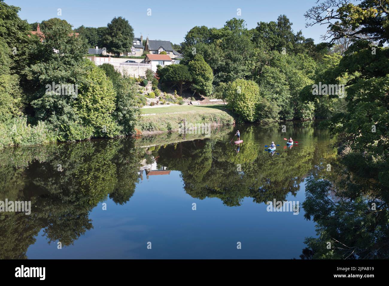 dh River Wharfe WETHERBY WEST YORKSHIRE Canoeing Instructor canoeists paddleboarding summer rivers boarding canoes england paddleboards paddle UK Stock Photo