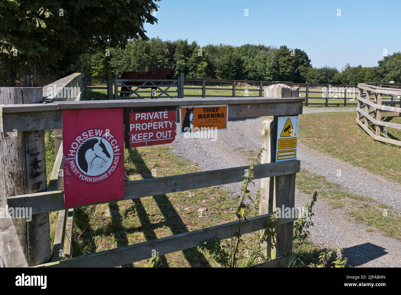 dh Horses stables CLIFFORD YORKSHIRE Private property keep out signs horsewatch sign security Stock Photo
