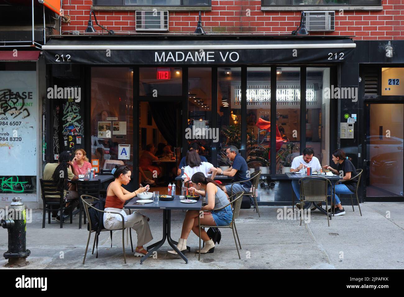 Madame Vo, 212 E 10th St, New York, NYC storefront photo of a Vietnamese restaurant in Manhattan's East Village. Stock Photo