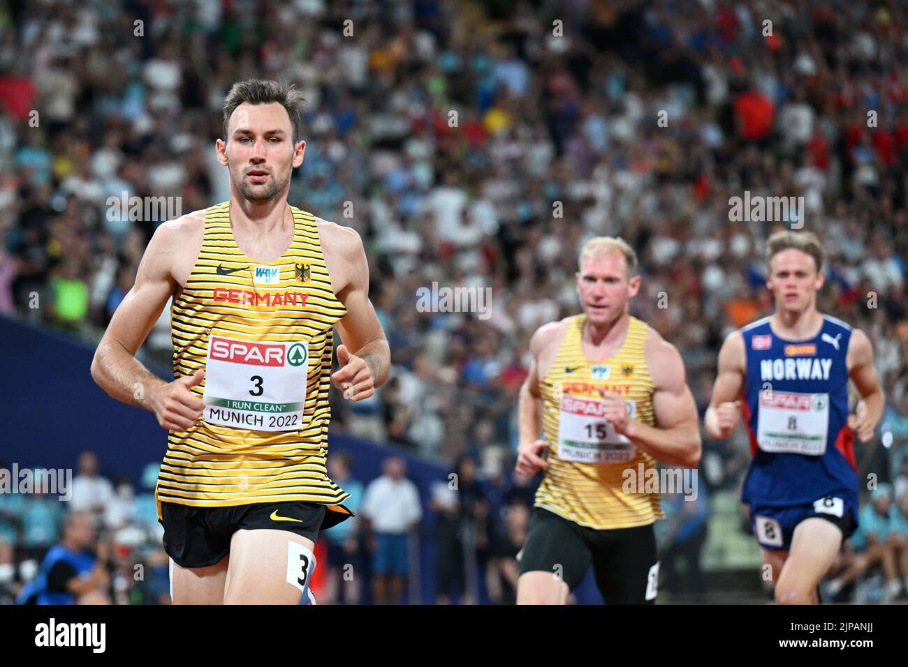 Decathlon men 1500m hi-res stock photography and images - Alamy