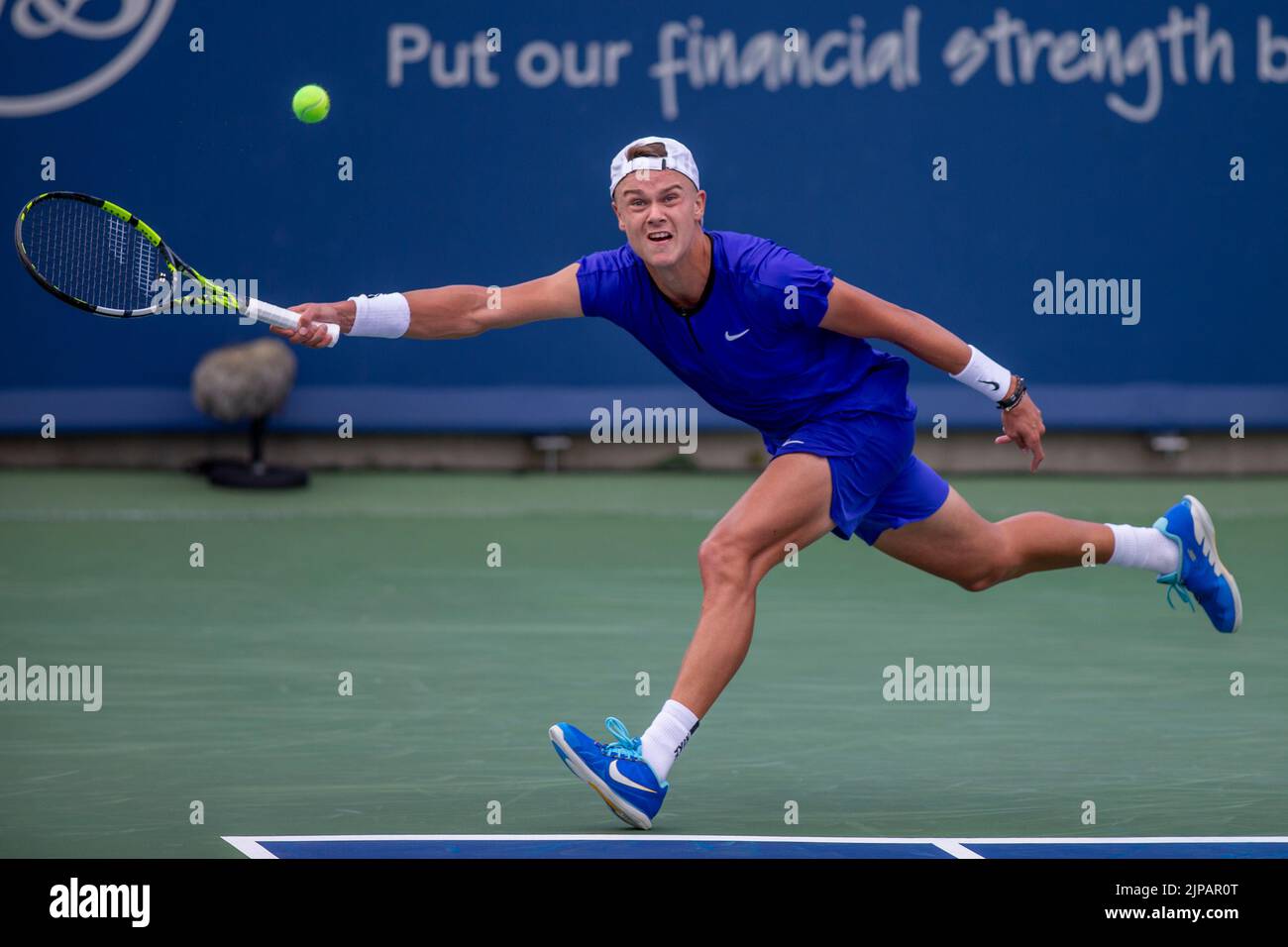 Mason, Ohio, USA. 15th Aug, 2022. Holger Rune returns the ball against ...