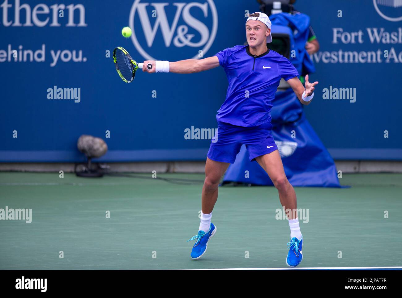 Mason, Ohio, USA. 15th Aug, 2022. Holger Rune returns the ball against ...
