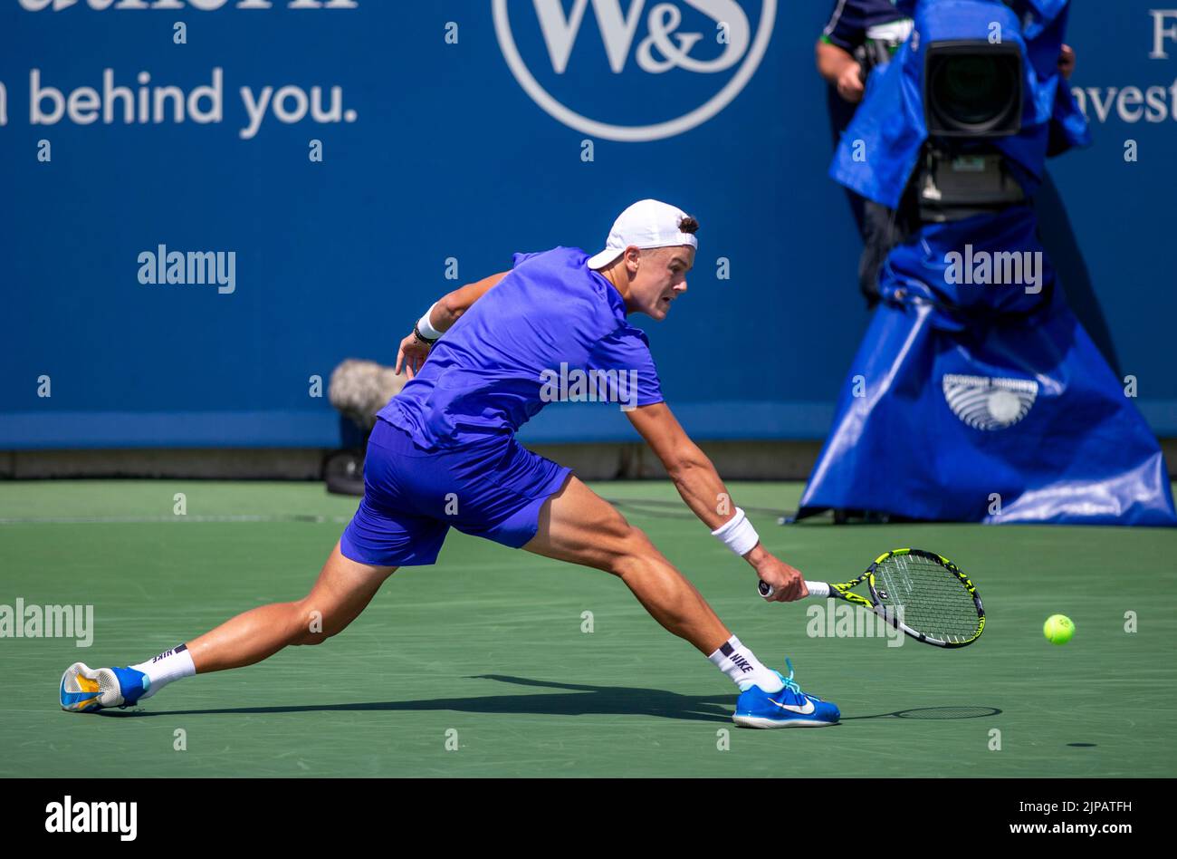 Mason, Ohio, USA. 15th Aug, 2022. Holger Rune returns the ball against ...