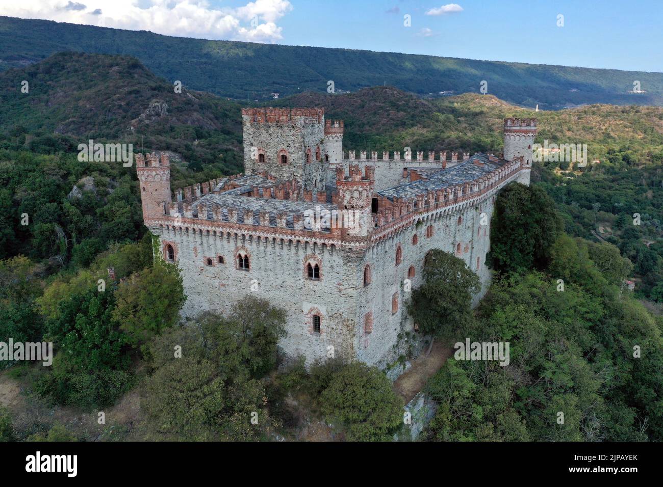 The castle of Montalto Dora, at an altitude of 405 meters, on the Pistono Lake, in the morainic amphitheate. Montalto Dora, Torino, Italy Stock Photo