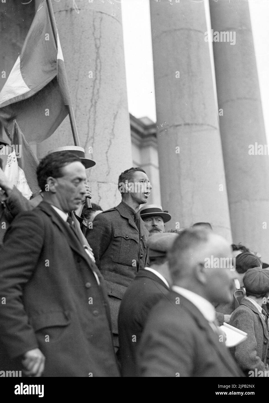 Éamon de Valera, the Irish revolutionary and political leader,  addressing a crowd on the steps of Ennis Courthouse, County Clare, in July 1917 Stock Photo