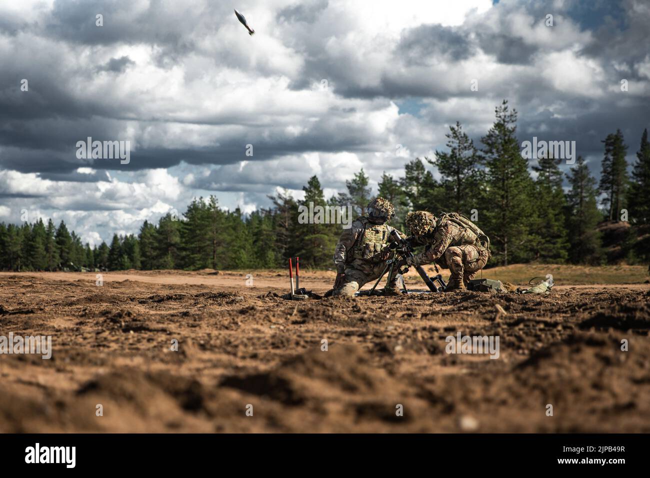 U.S. Soldiers assigned to Viper Company, 1st Battalion, 26th Infantry Regiment, 2nd Brigade Combat Team, 101st Airborne Division (Air Assault), fire their M224 60 mm mortar system as part of a fire mission in support of the company’s maneuver during a multinational live-fire exercise held at Rovaniemi Training Area, Finland, Aug. 11, 2022. The LFX was part of the Finnish Summer Exercise, where U.S. and Finnish troops had the opportunity to train together to amplify and strengthen the partnership and interoperability between the two nations. (U.S. Army National Guard photo by Sgt. Agustín Monta Stock Photo