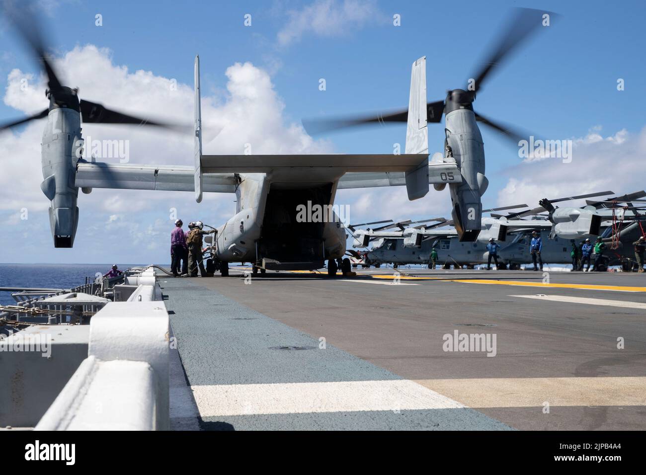 220816-N-XN177-1121 PHILIPPINE SEA (Aug. 16, 2022) – Sailors refuel an MV-22 Osprey tiltrotor aircraft assigned to Marine Medium Tiltrotor Squadron (VMM) 262 (Reinforced) aboard amphibious assault carrier USS Tripoli (LHA 7), Aug. 16, 2022. Tripoli is operating in the U.S. 7th Fleet area of operations to enhance interoperability with allies and partners and serve as a ready response force to defend peace and maintain stability in the Indo-Pacific region. (U.S. Navy photo by Mass Communication Specialist 1st Class Peter Burghart) Stock Photo