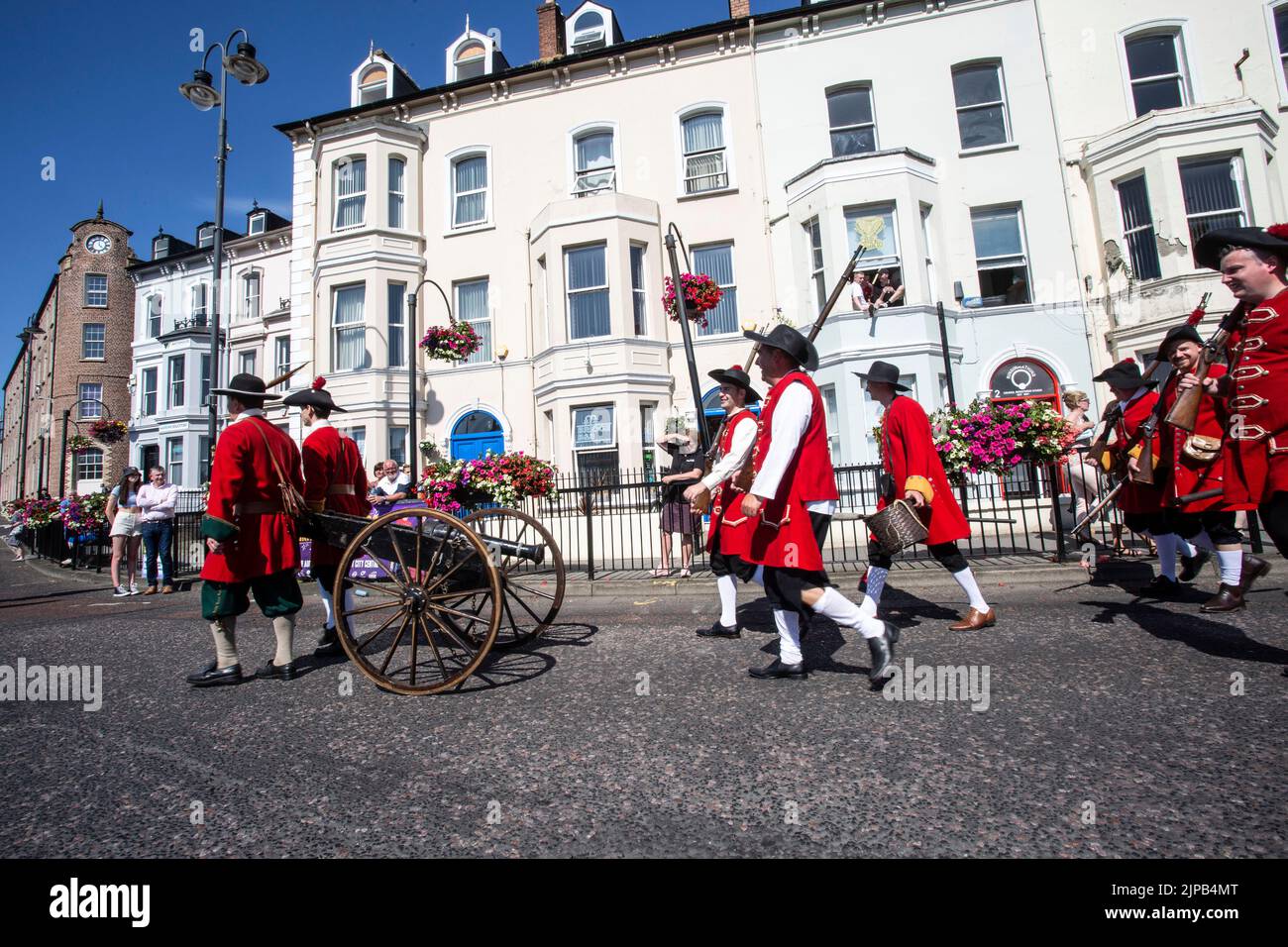 Apprentice Boys with cannon reenacting historic siege of Derry in the city's walls , Londonderry, Derry, Northern Ireland. Stock Photo