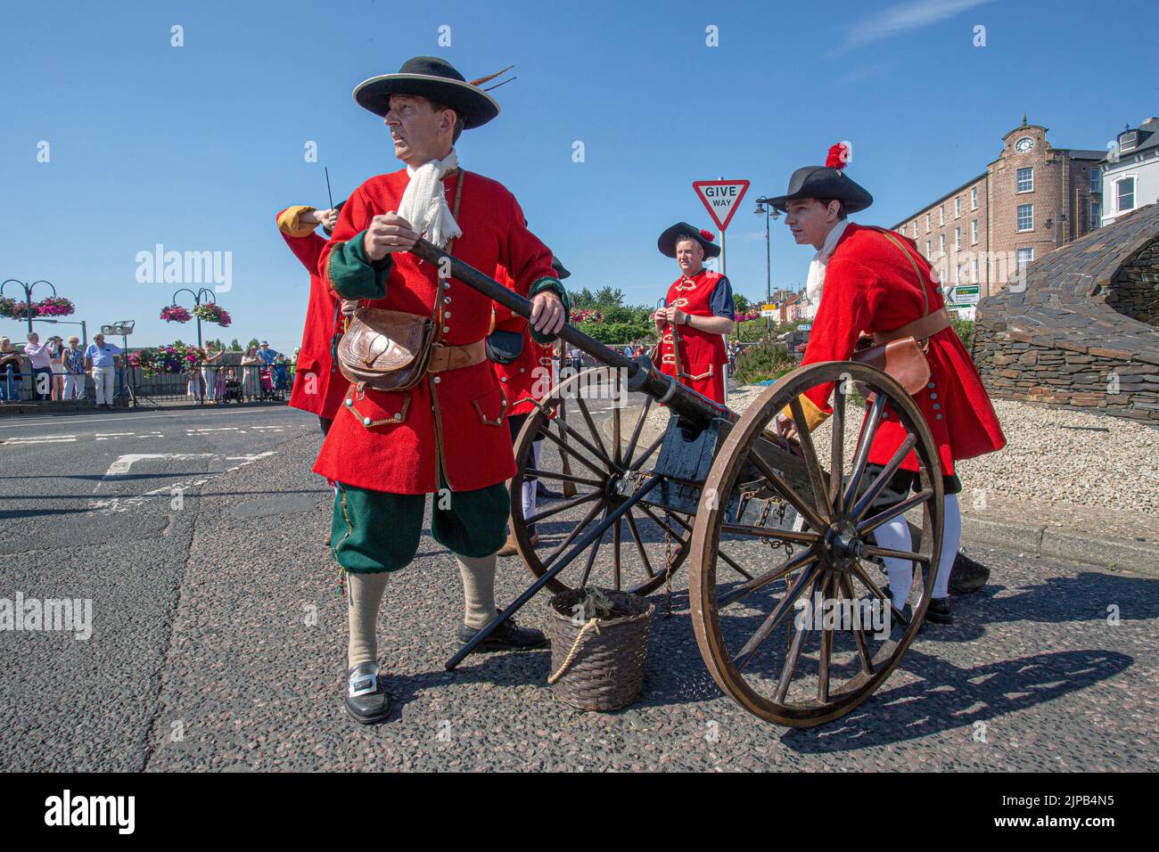 Apprentice Boys with cannon reenacting historic siege of Derry in the city's walls , Londonderry, Derry, Northern Ireland. Stock Photo