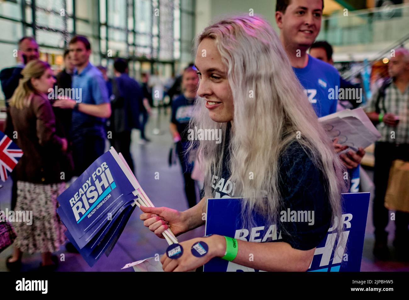 Perth Scotland, UK 16 August 2022. Supporters hand out political placards to arriving Conservative Party Members who arrive at Perth Concert Hall ahead of a hustings that will decide the new Prime Minister. credit sst/alamy live news Stock Photo