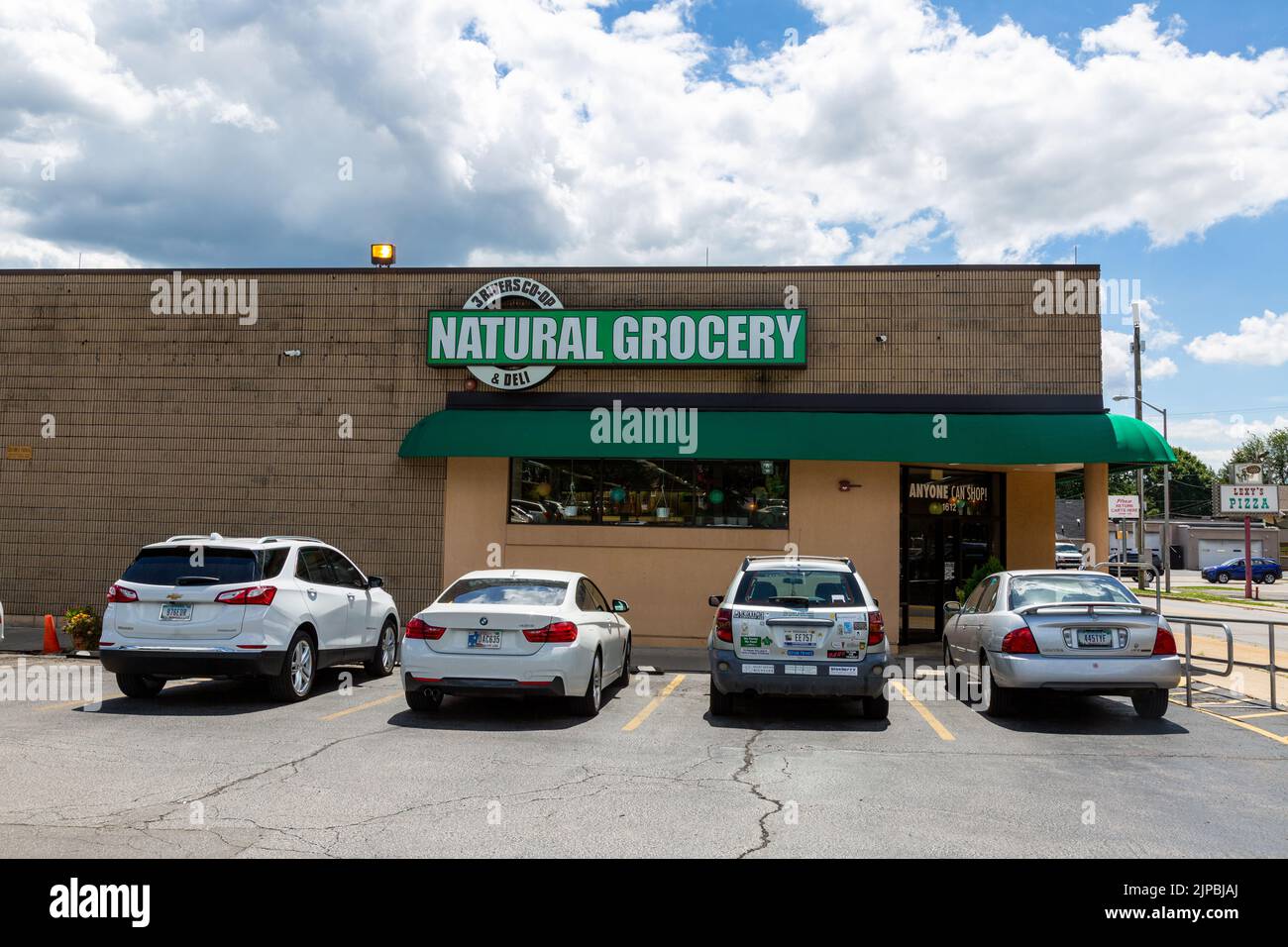 Cars parked in the parking lot at 3 Rivers CoOp Natural Grocery and