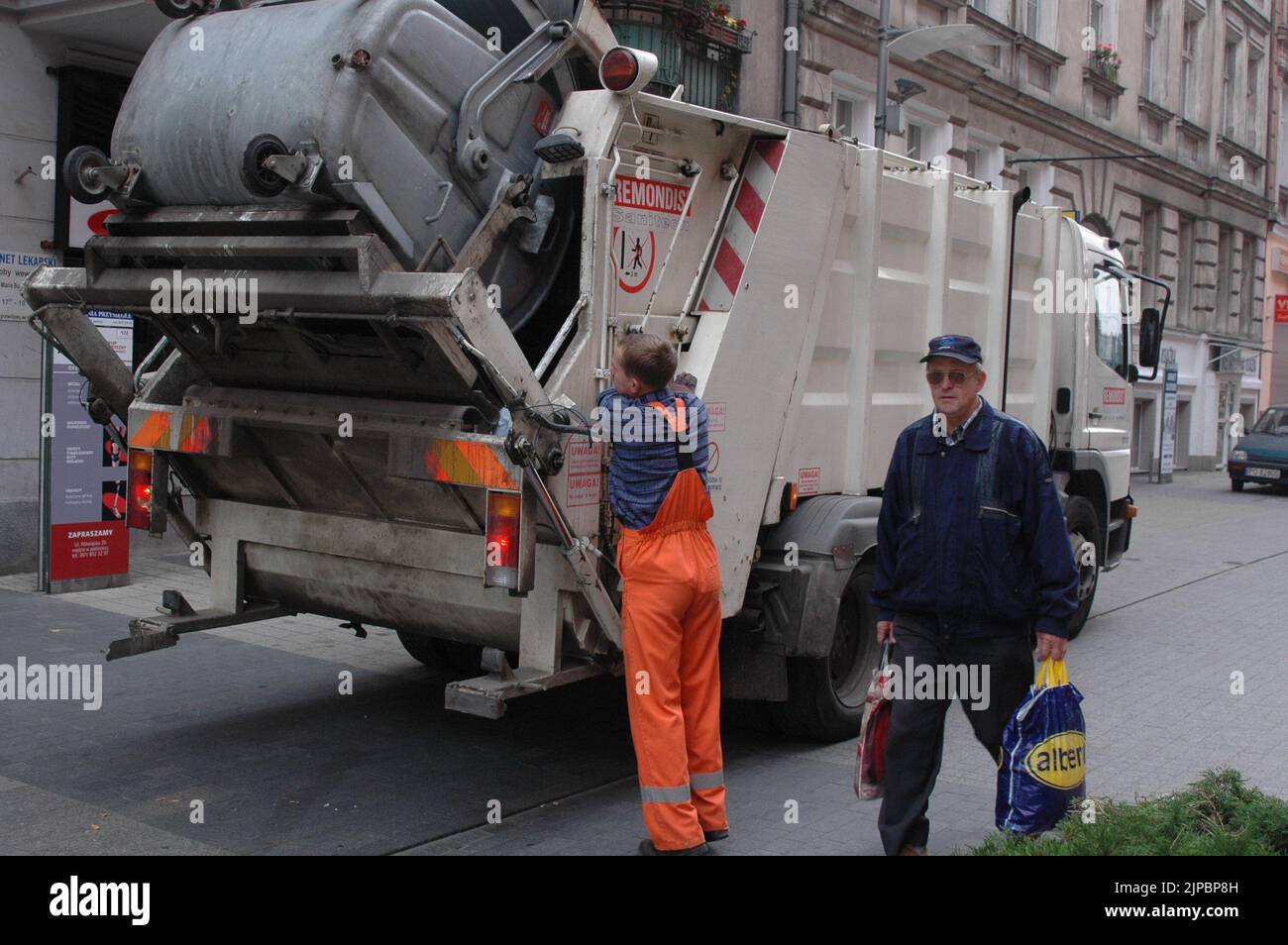 Polish garbage worker inPoznan Poaldn Oct. 21,2005 .(Photo by Francis
