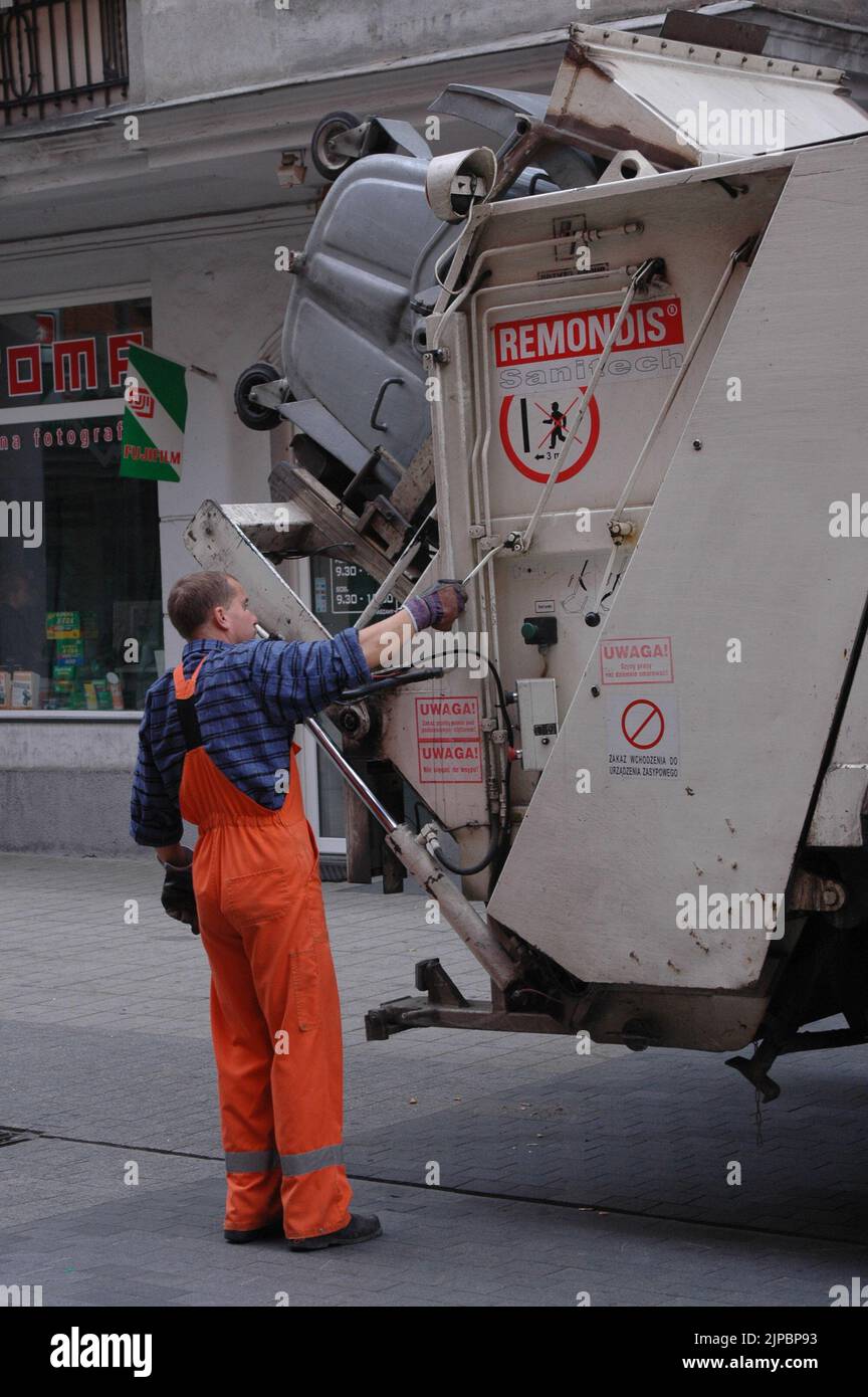 Polish garbage worker inPoznan Poaldn Oct. 21,2005 .(Photo by Francis