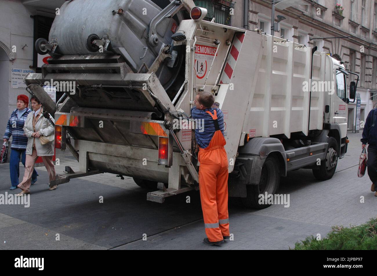 Polish garbage worker inPoznan Poaldn Oct. 21,2005 .(Photo by Francis