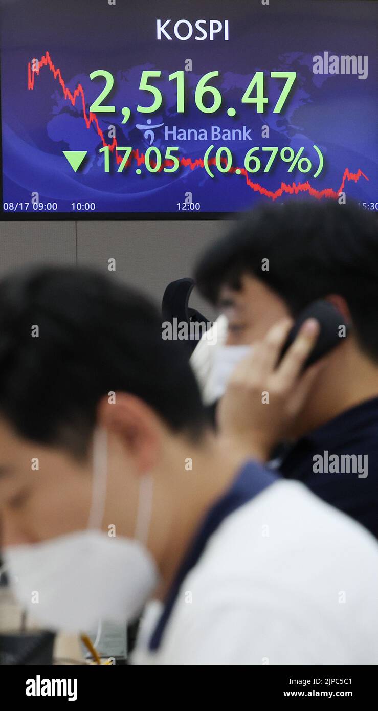 17th Aug, 2022. KOSPI falls An electronic signboard in the dealing room of Hana Bank in Seoul on Aug. 17, 2022, shows the benchmark Korea Composite Stock Price Index (KOSPI) having fallen 17.05 points, or 0.57 percent, to close at 2,516.47. Seoul shares closed lower as investors await the latest minutes of the Federal Reserve that will give them an idea of its future rate policy to combat high inflation. Credit: Yonhap/Newcom/Alamy Live News Stock Photo