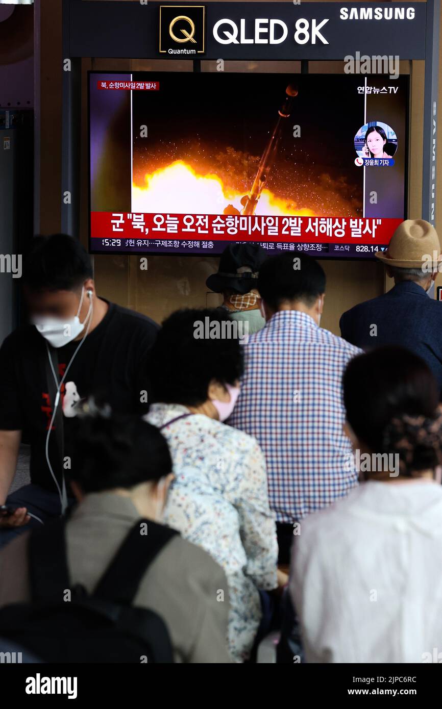 News on N. Korea's cruise missile firings People watch a TV report at Seoul Station on Aug. 17, 2022, about North Korea test-firing two cruise missiles toward the Yellow Sea earlier in the day, as President Yoon Suk-yeol held a press conference to mark his 100th day since taking office. (Yonhap)/2022-08-17 16:52:31/  Photo via Newscom Stock Photo