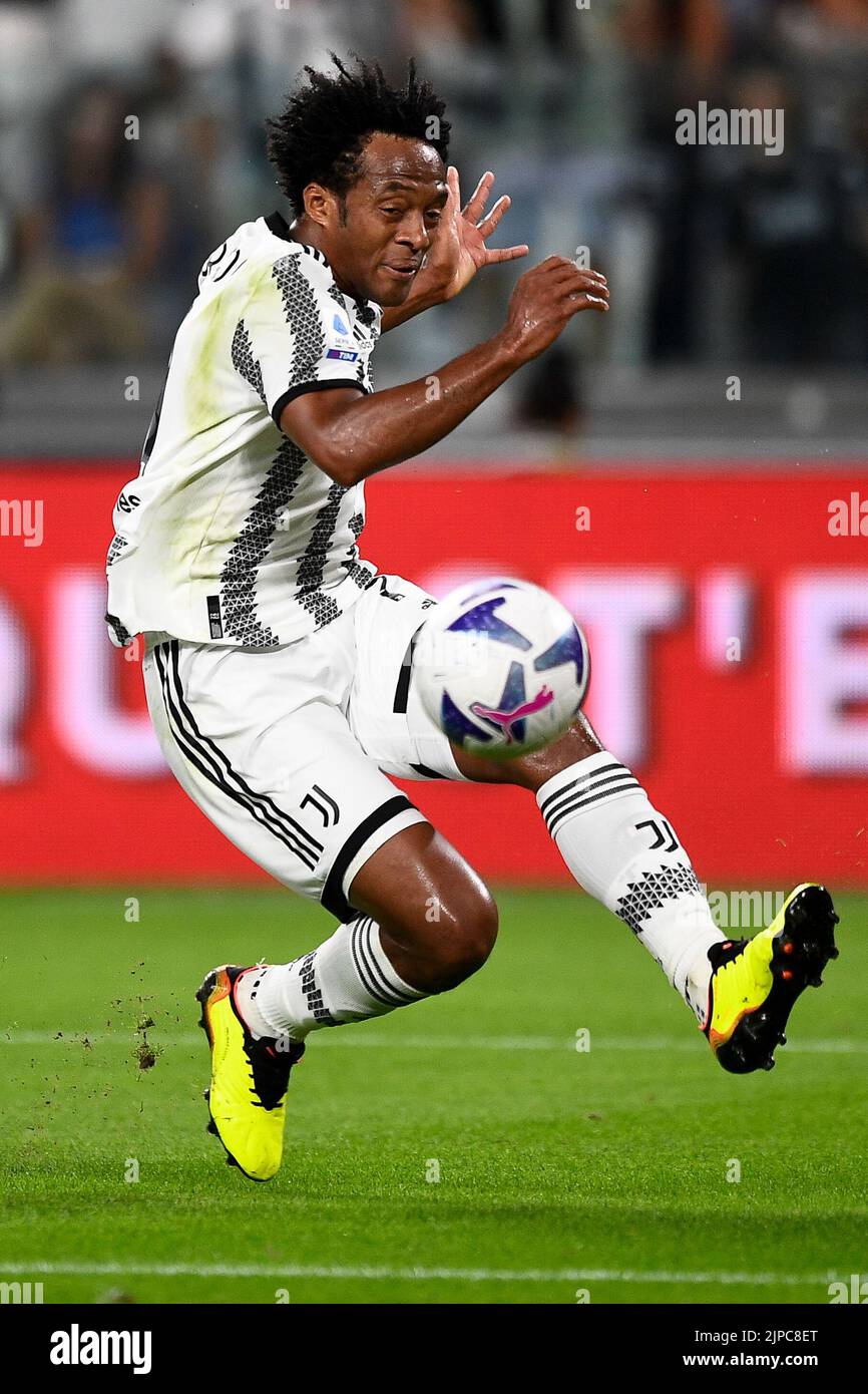 Turin, Italy. 15 August 2022. Juan Cuadrado of Juventus FC kicks the ball during the Serie A football match between Juventus FC and US Sassuolo. Credit: Nicolò Campo/Alamy Live News Stock Photo