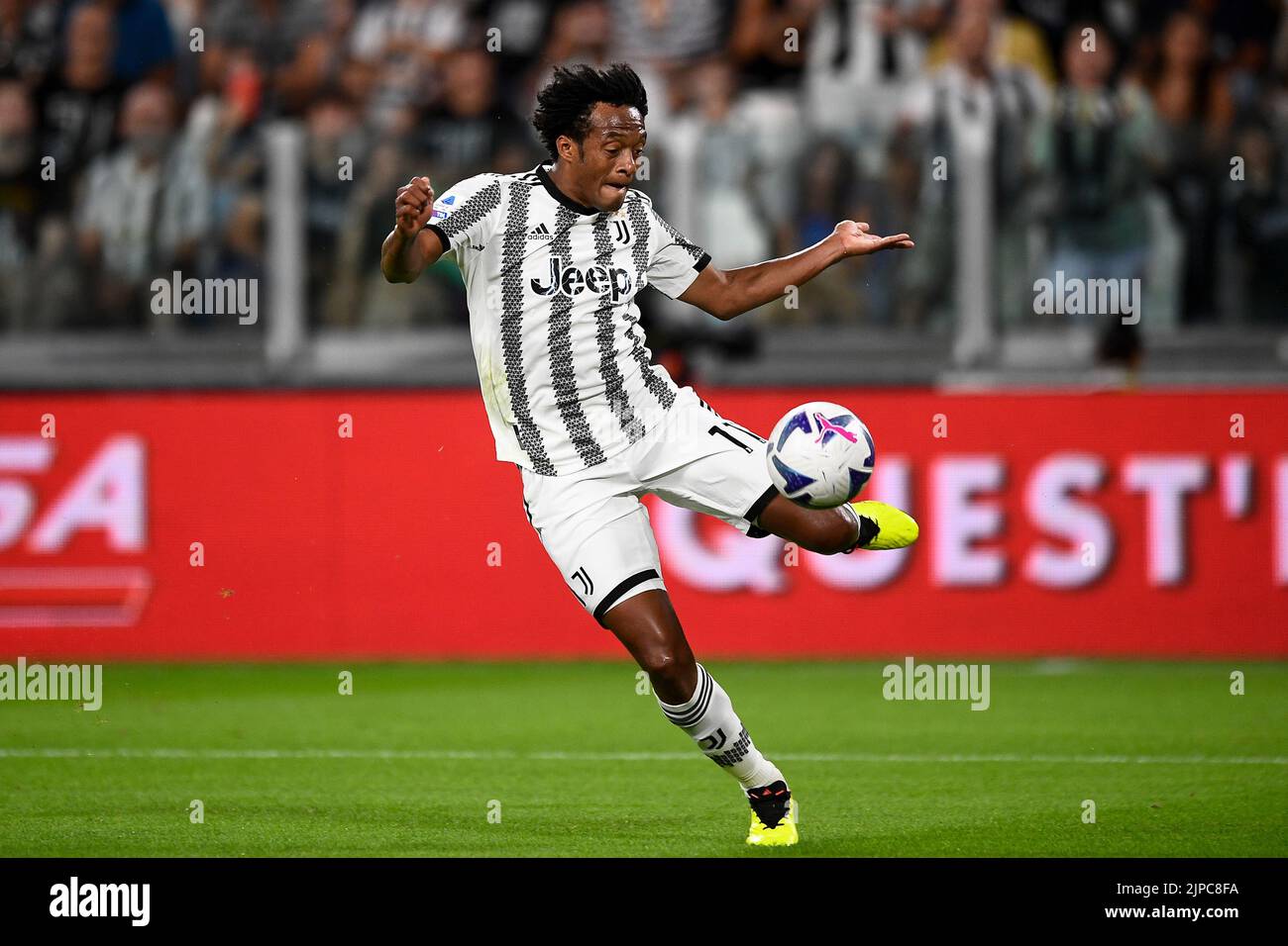 Turin, Italy. 15 August 2022. Juan Cuadrado of Juventus FC kicks the ball during the Serie A football match between Juventus FC and US Sassuolo. Credit: Nicolò Campo/Alamy Live News Stock Photo