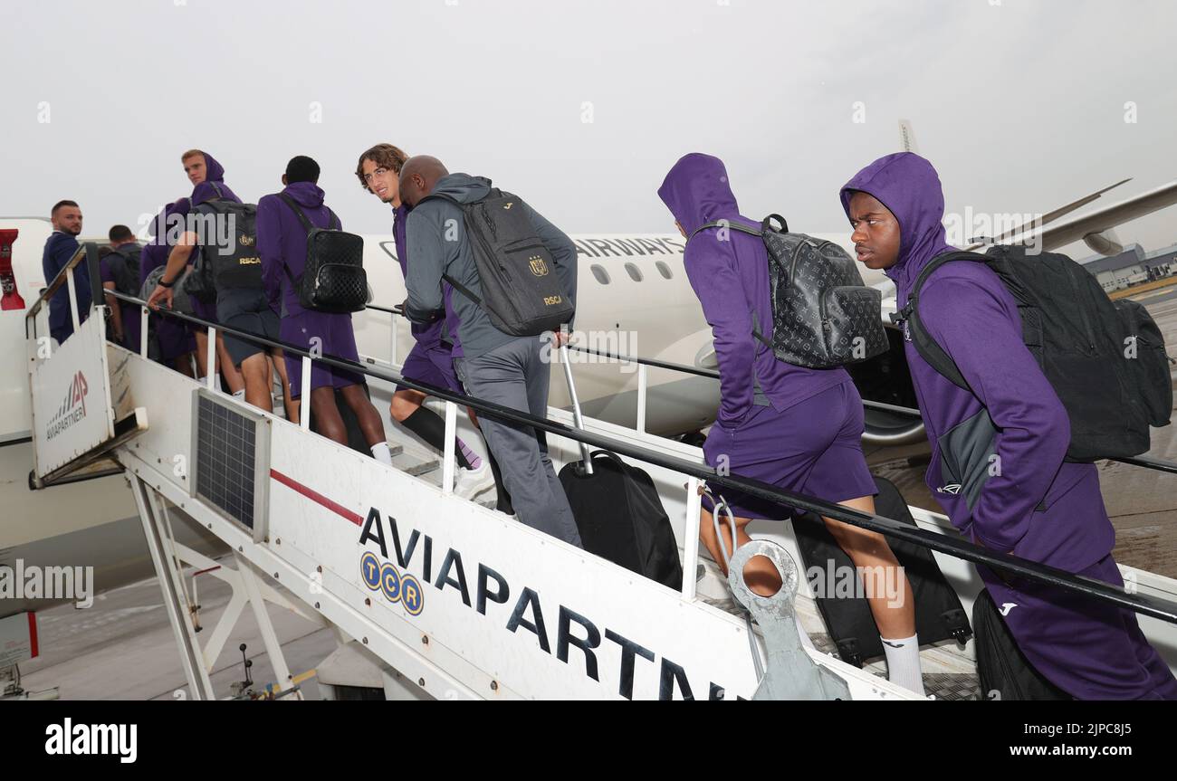 Anderlecht's players pictured during the travel of Belgian soccer team RSC Anderlecht, Wednesday 17 August 2022 from Zaventem airport to Bern, Switzerland. Tomorrow Anderlecht will play Swiss club BSC Young Boys in the play-off for the UEFA Conference League competition. BELGA PHOTO VIRGINIE LEFOUR Stock Photo