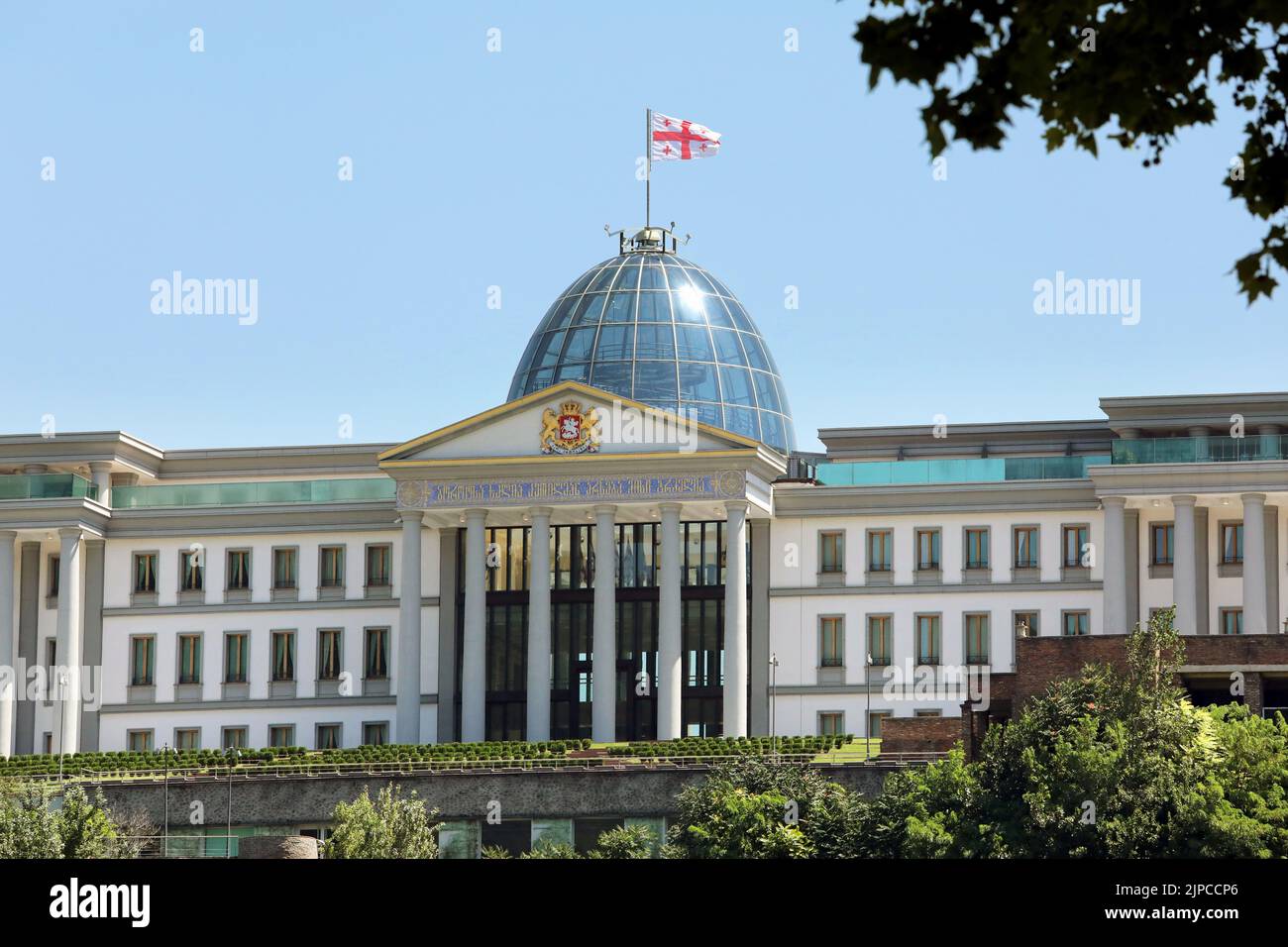 20.07.2018, Tbilisi, Georgia, view of Presidential Palace with the Georgian national flag. 00S180720D628CAROEX.JPG [MODEL RELEASE: NO, PROPERTY RELEAS Stock Photo