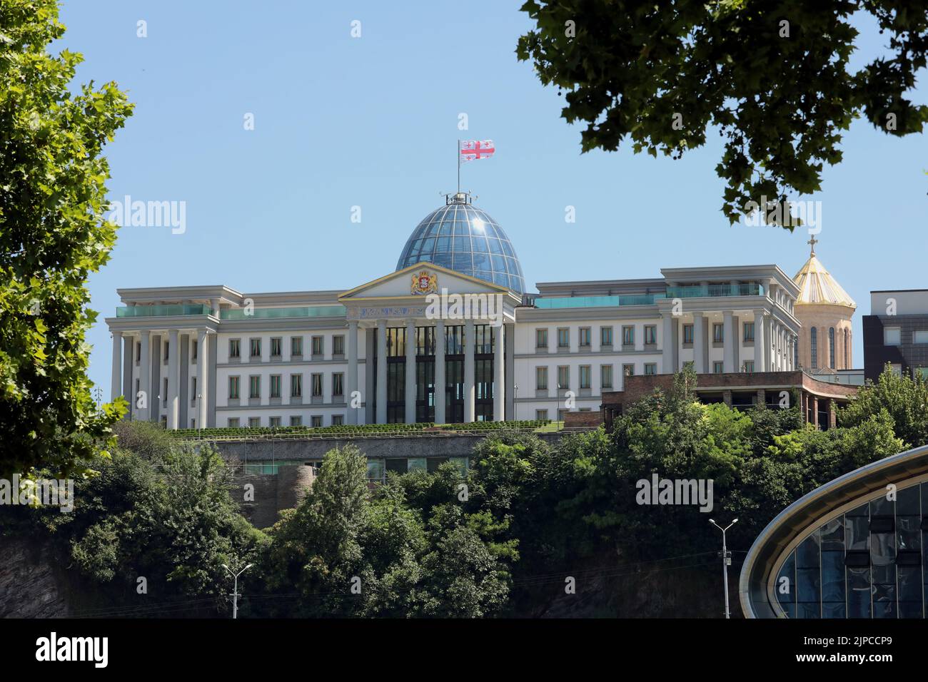 20.07.2018, Tbilisi, Georgia, view of Presidential Palace with the Georgian national flag. 00S180720D626CAROEX.JPG [MODEL RELEASE: NO, PROPERTY RELEAS Stock Photo