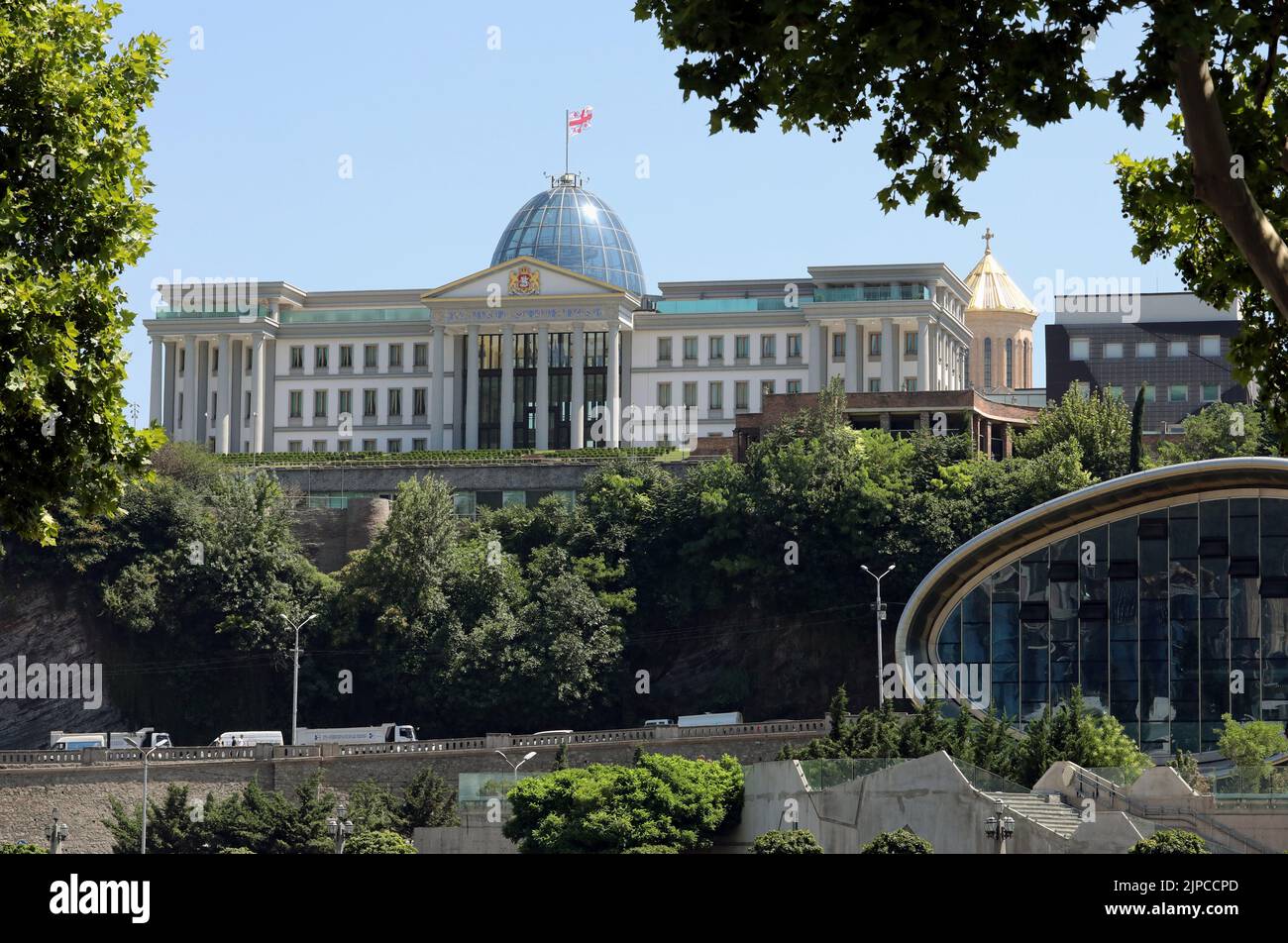 20.07.2018, Tbilisi, Georgia, view of Presidential Palace with the Georgian national flag. 00S180720D627CAROEX.JPG [MODEL RELEASE: NO, PROPERTY RELEAS Stock Photo