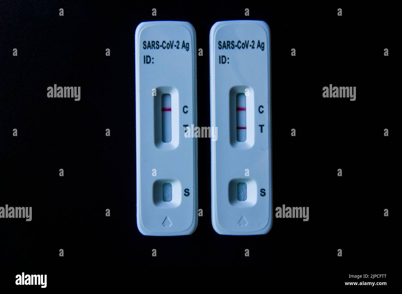 Illustration photo, negative (left) and positive antigen test, testing on covid-19, SARS-CoV-2 Antigen Rapid Test (Self-Testing), tests, coronavirus, Stock Photo