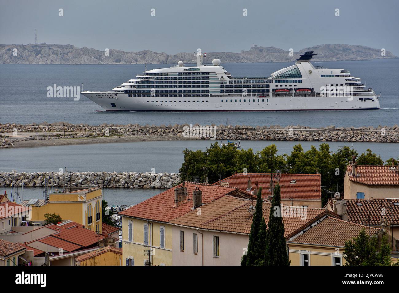 Marseille, France. 17th Aug, 2022. The liner Seabourn Sojourn cruise ship arrives at the French Mediterranean port of Marseille. Credit: SOPA Images Limited/Alamy Live News Stock Photo