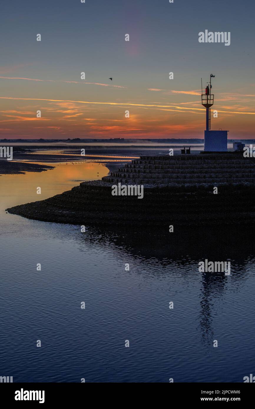 Lever de soleil dans la baie de Somme à Saint Valery sur Somme. Picardie Stock Photo