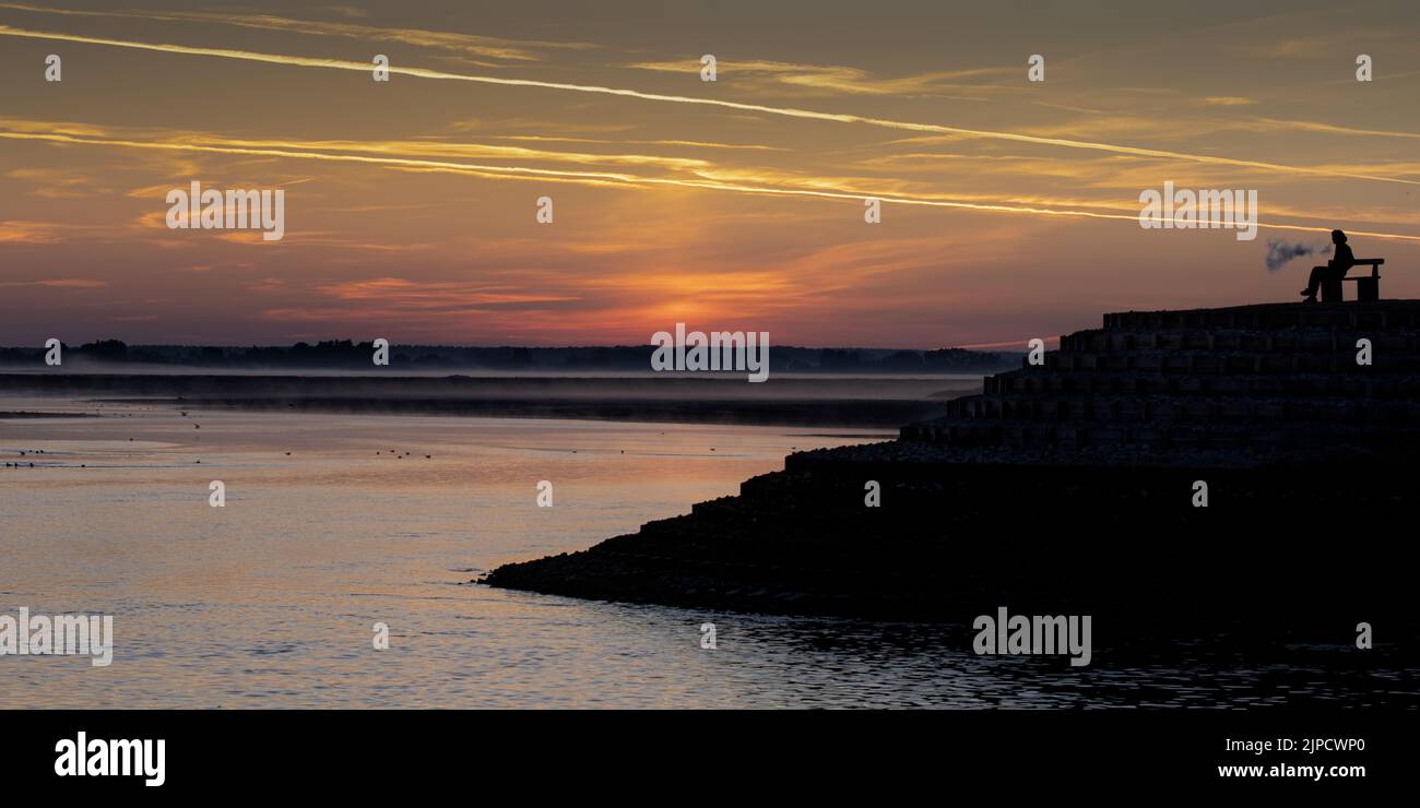 Lever de soleil dans la baie de Somme à Saint Valery sur Somme. Picardie Stock Photo