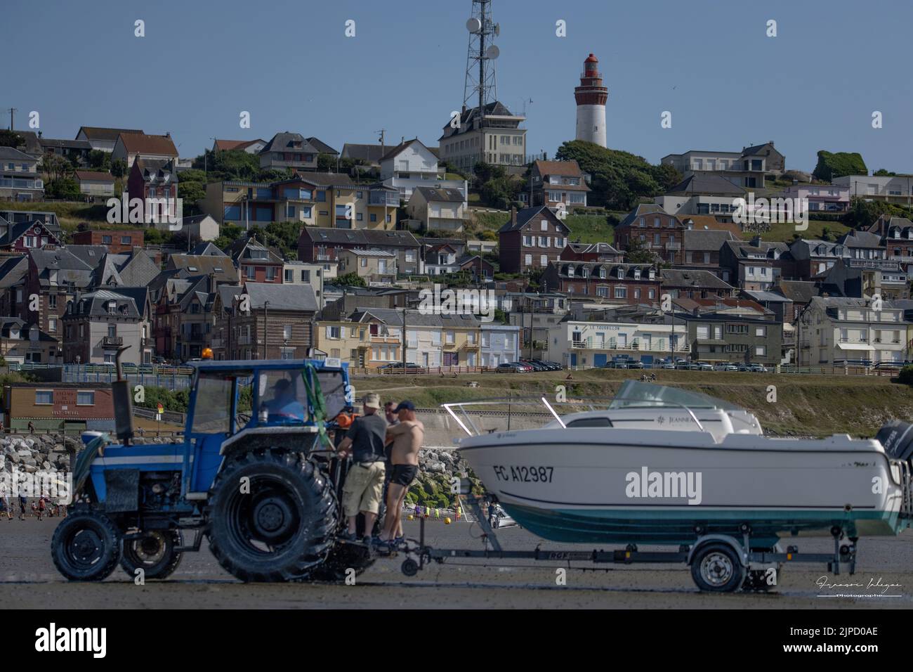 Plage de Ault Onival, bateaux ,tracteurs remorques, voiliers Stock Photo