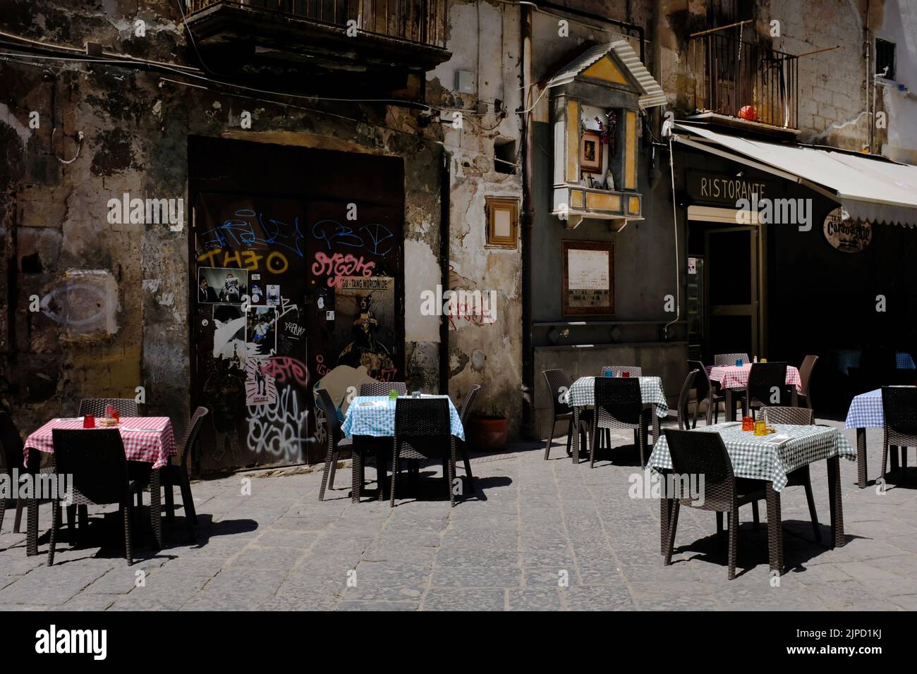 Naples cafe hi-res stock photography and images - Page 2 - Alamy, image size:1300x956