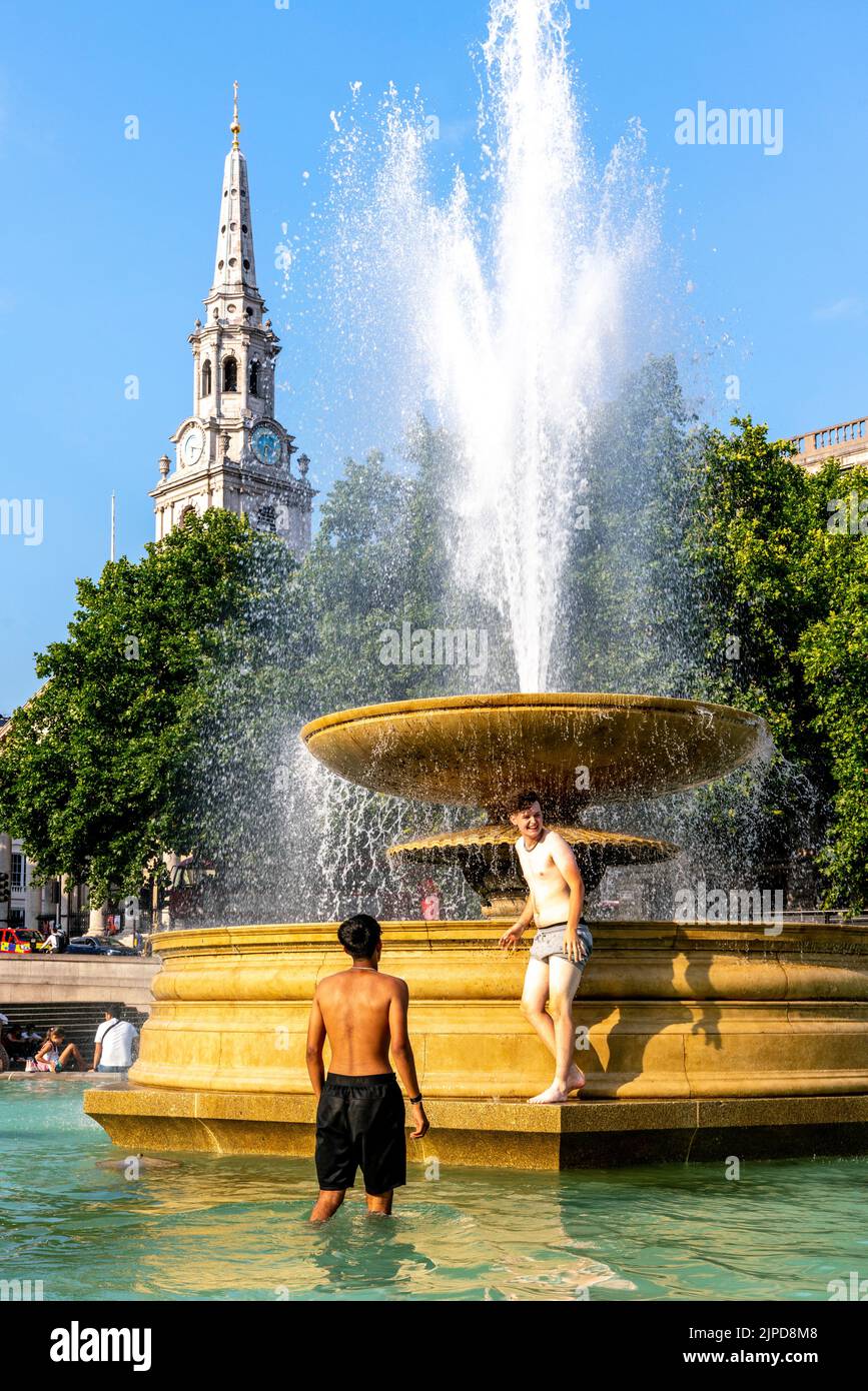 Young People Cool Off In The Fountains In Trafalgar Square During The Hottest Day Ever Recorded In The Capital, London, UK. Stock Photo