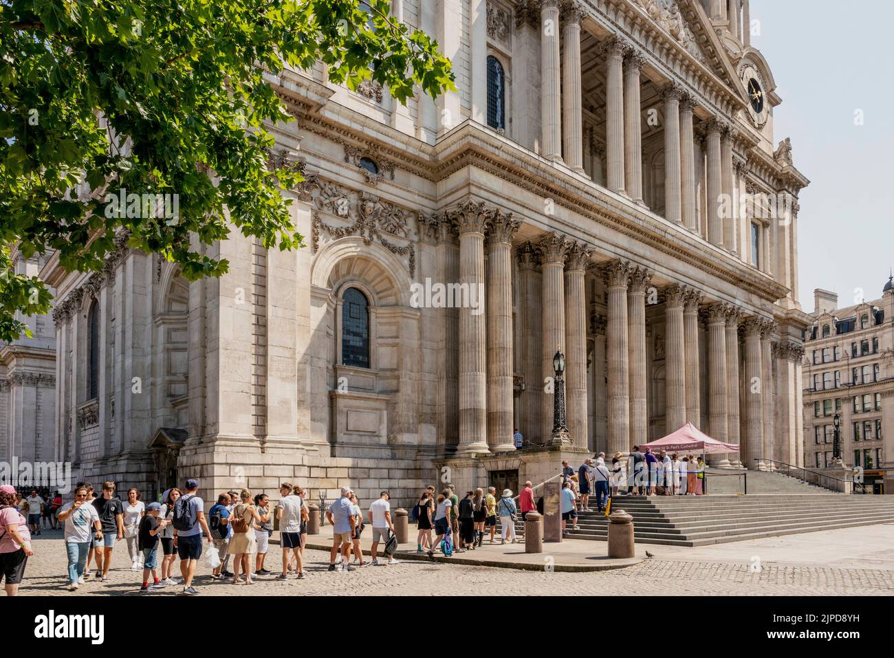 Queue st pauls cathedral hi-res stock photography and images - Alamy